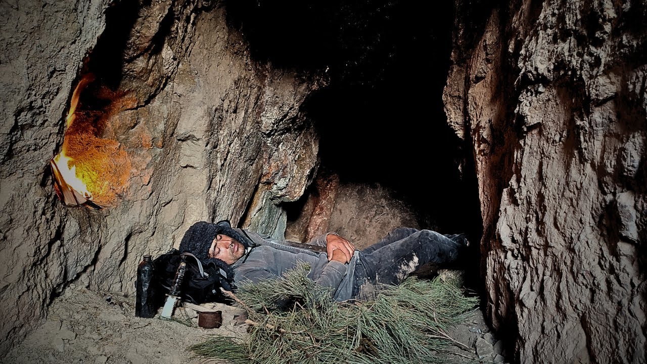 SOLO CAMPING IN RAIN STORM - SHELTER IN A CAVE - STRONG WINDS - ASMR-SOLO Survival in The Mountains