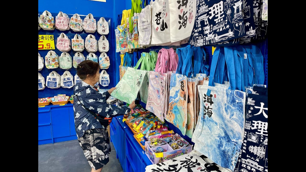 和老妈在云南大理古城买旅游纪念品，手串耳环几块钱，还挺有民族特色的