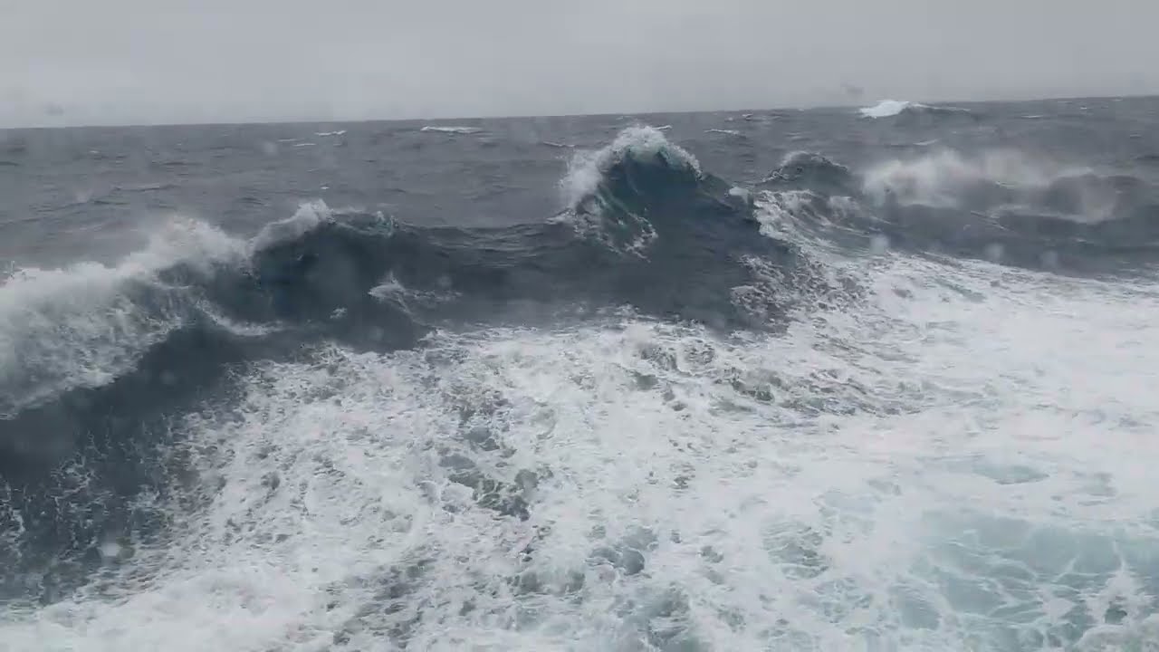Huge waves while crossing the North Atlantic with Queen Mary 2, 21.10.22