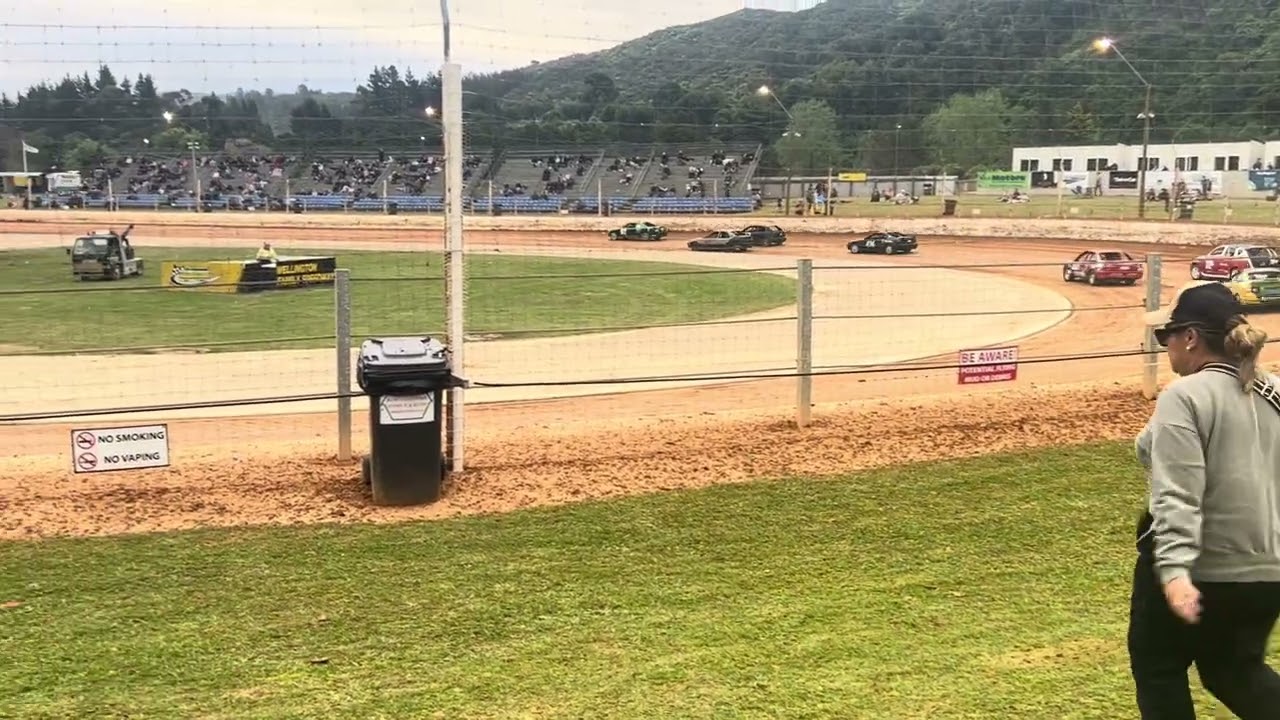 Wellington speedway Dec 6 production saloons race 2