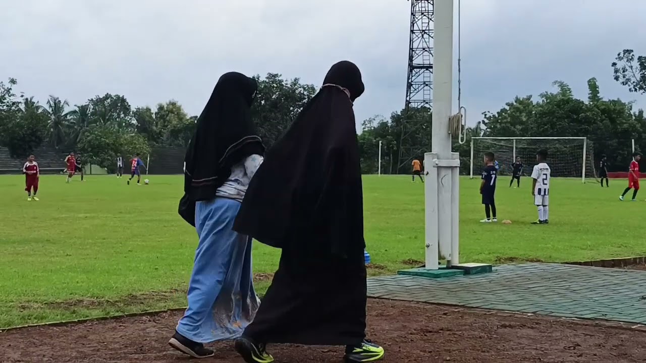 Bermain sepak bola 
