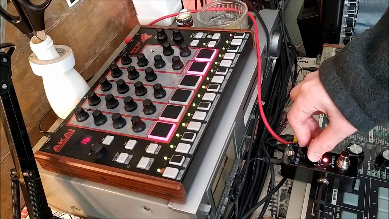 Donner Dark Mouse pedal demo ( Proco Rat clone ) with Akai Rhythm Wolf Drum Machine.