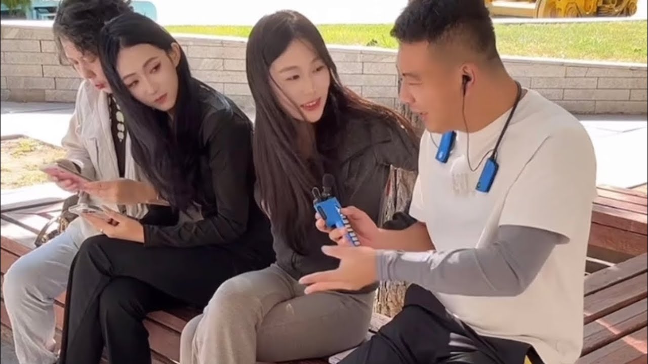 元帅户外与美女们互动