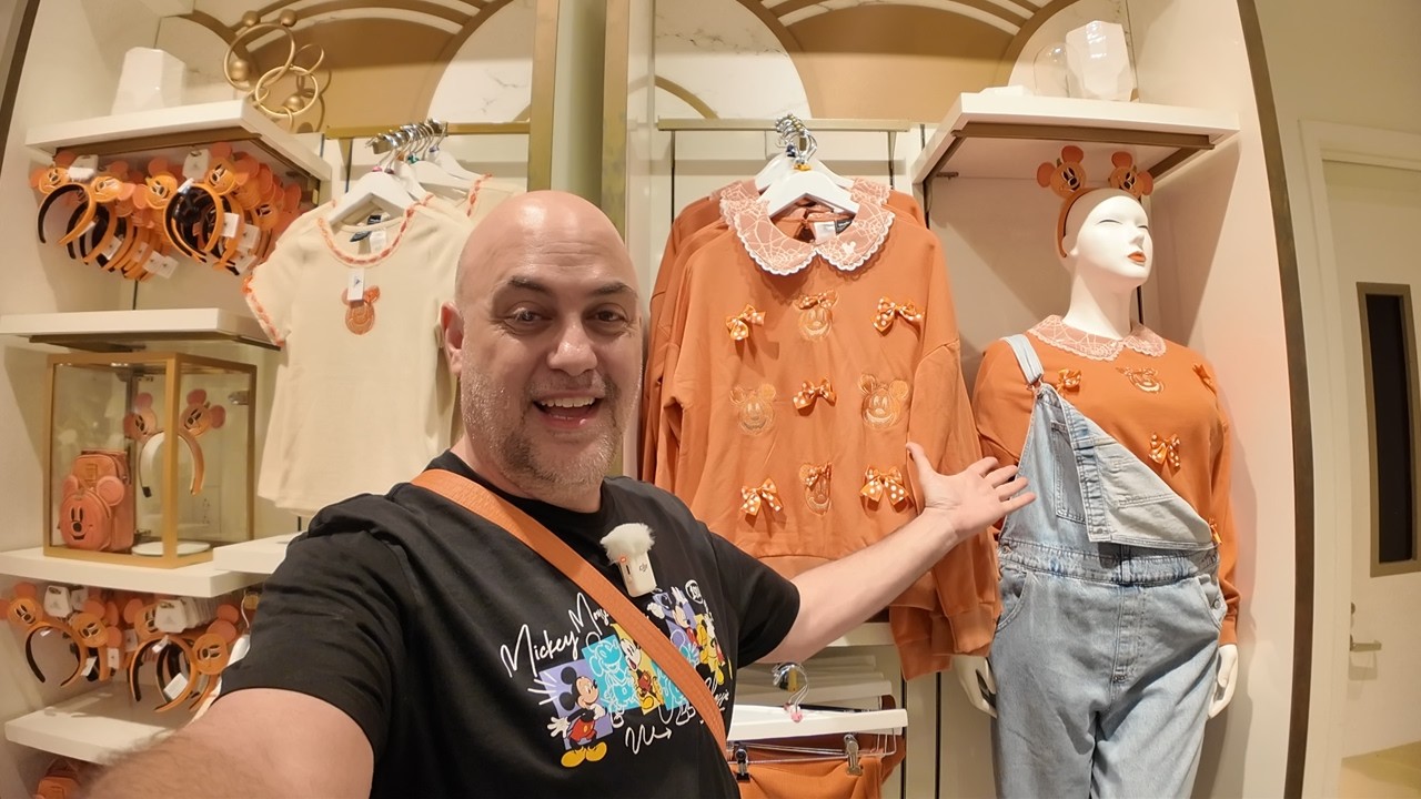 More NEW Disney Halloween Merch 2025 Arrives at Disney World! Viral Pink Ghost Collection HUNT!