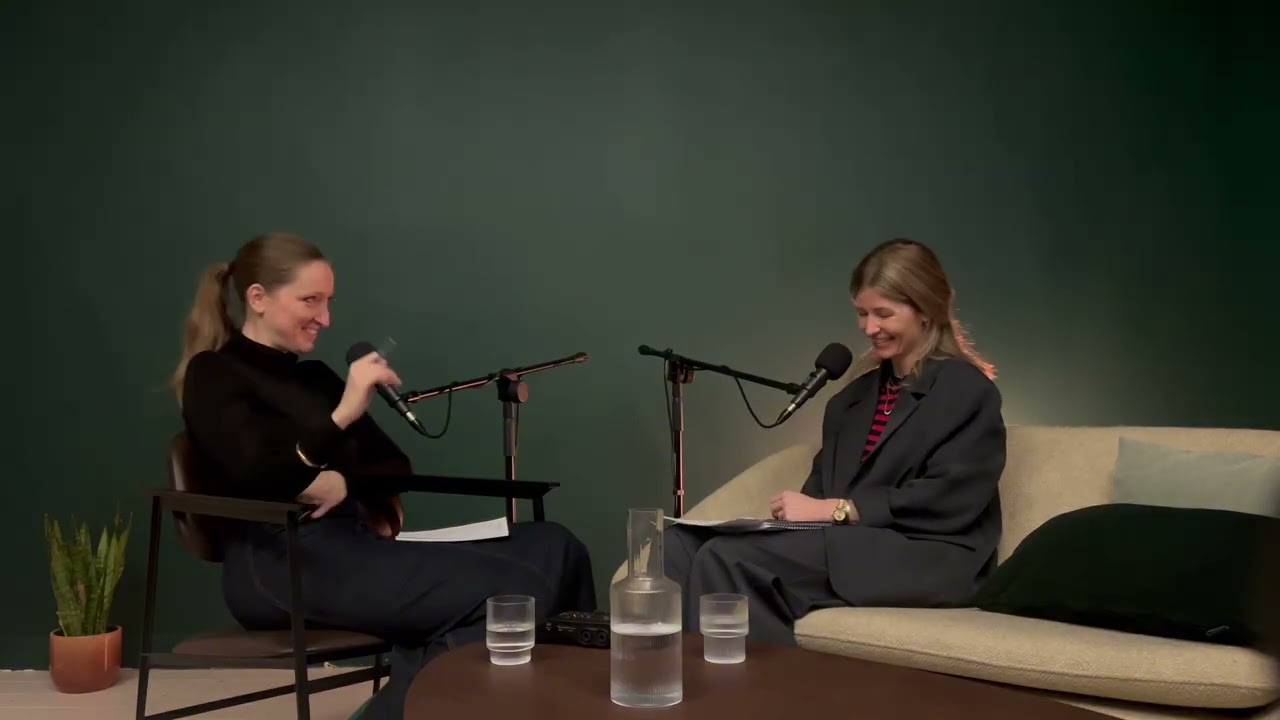 150: STUDIO CLIQUE - Julie Debont over 