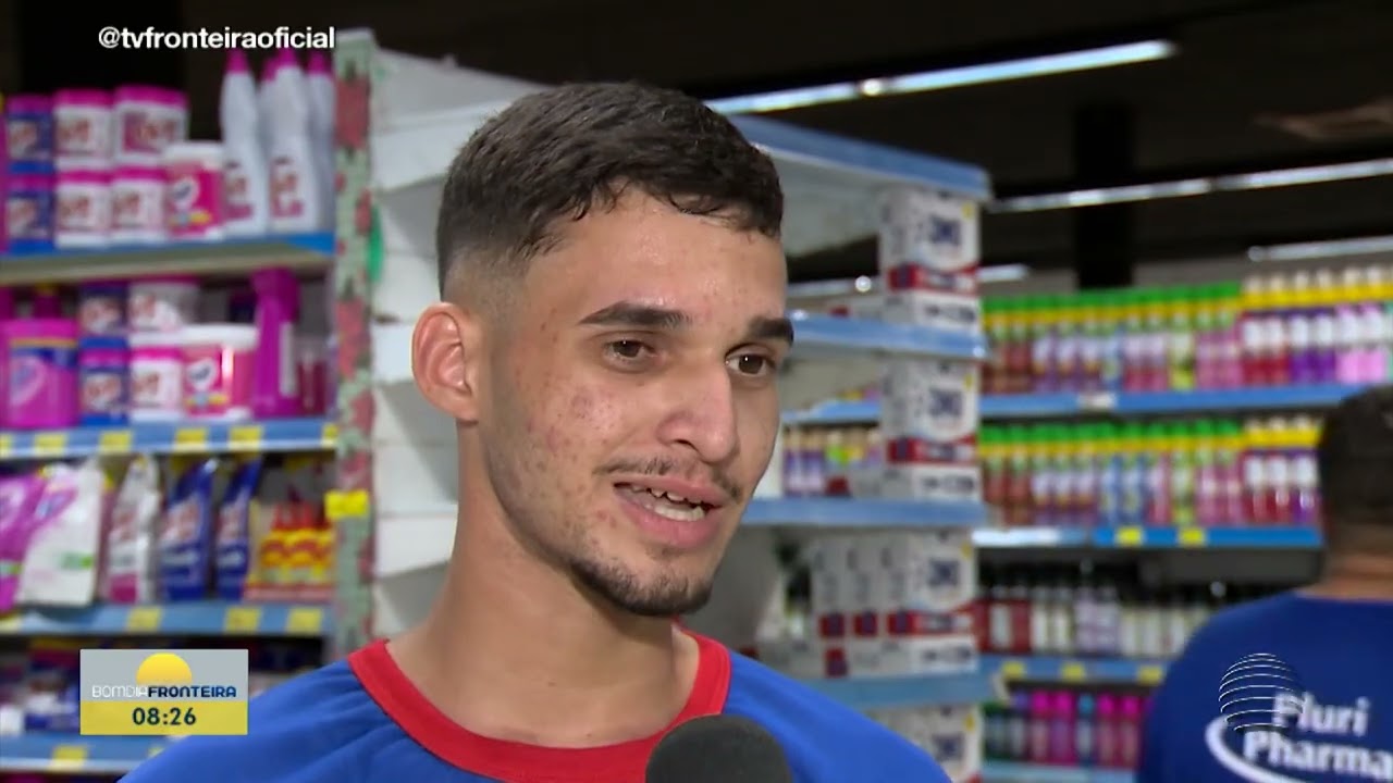 Repositor viraliza ao transformar prateleiras em esculturas