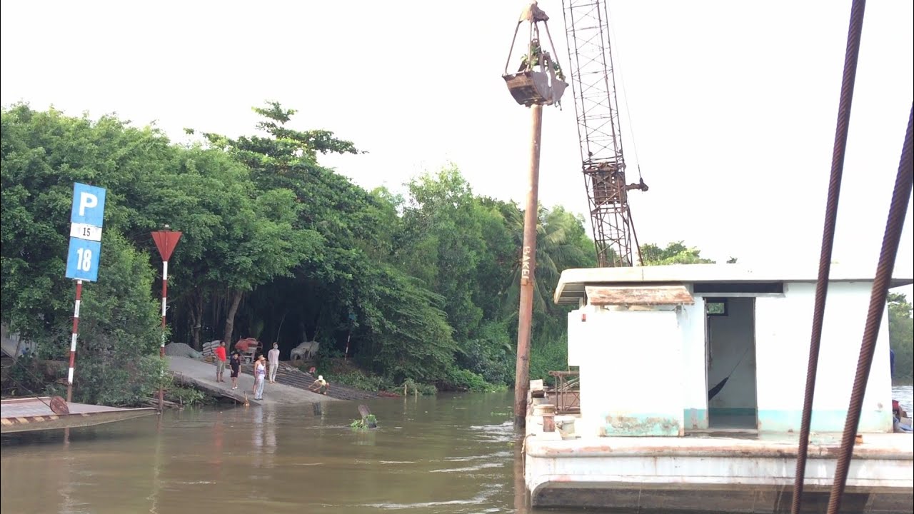 Bến phà Tân Nguyên Phú xem sà lan đống cọc sắt