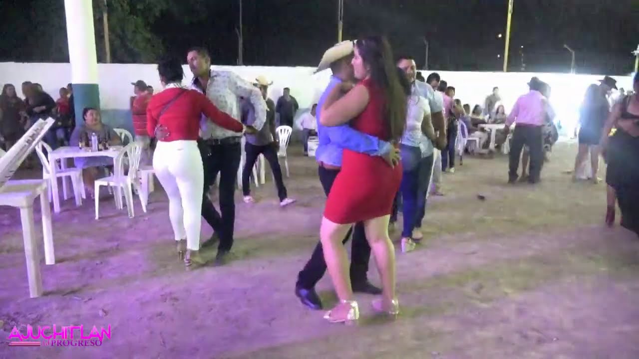 Viernes de baile con las chicas de rojo-- Mira que chuladas tenemos en los pueblos de Guerrero .