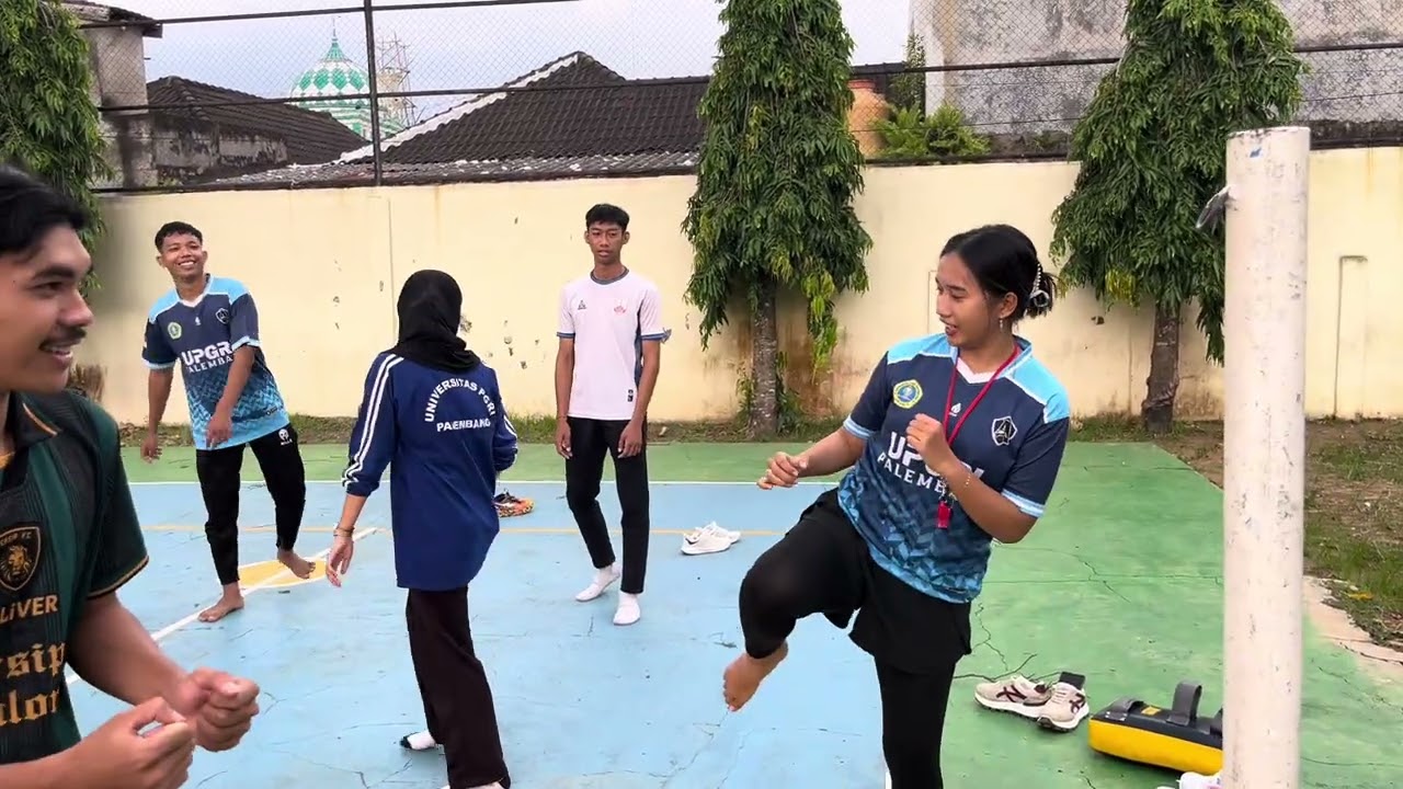PRAKTIK PEMBELAJARAN TENDANGAN MAE-GERI & MAWASHI-GERI PADA KARATE