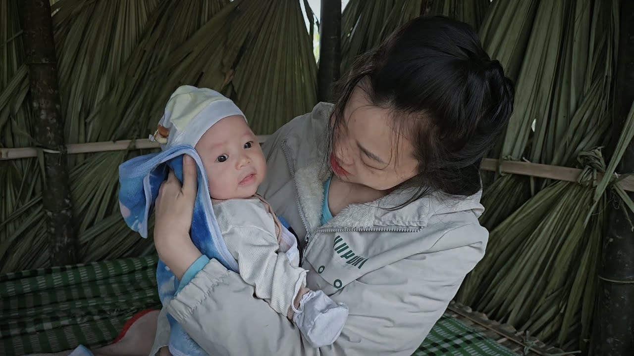 The day a single mother built a bamboo house alone to live in a new place