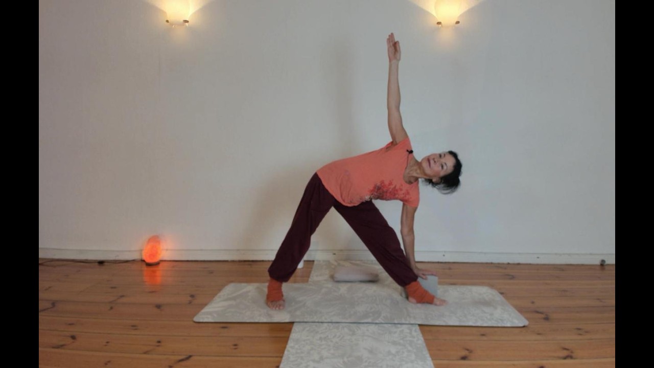 TriYoga Flow mit Triangle, Side Warrior, Runner, Standhaltungen Basics