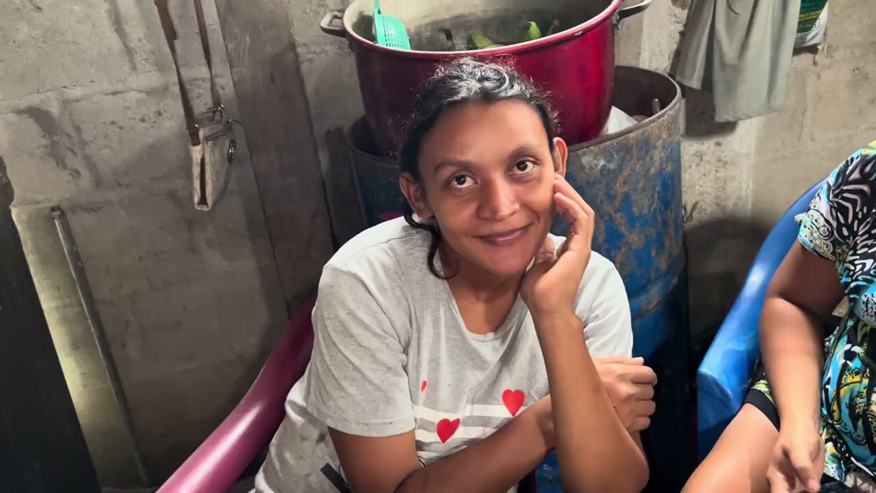 Jennifer y su madre procuradas por el agua estancada en su solar.   