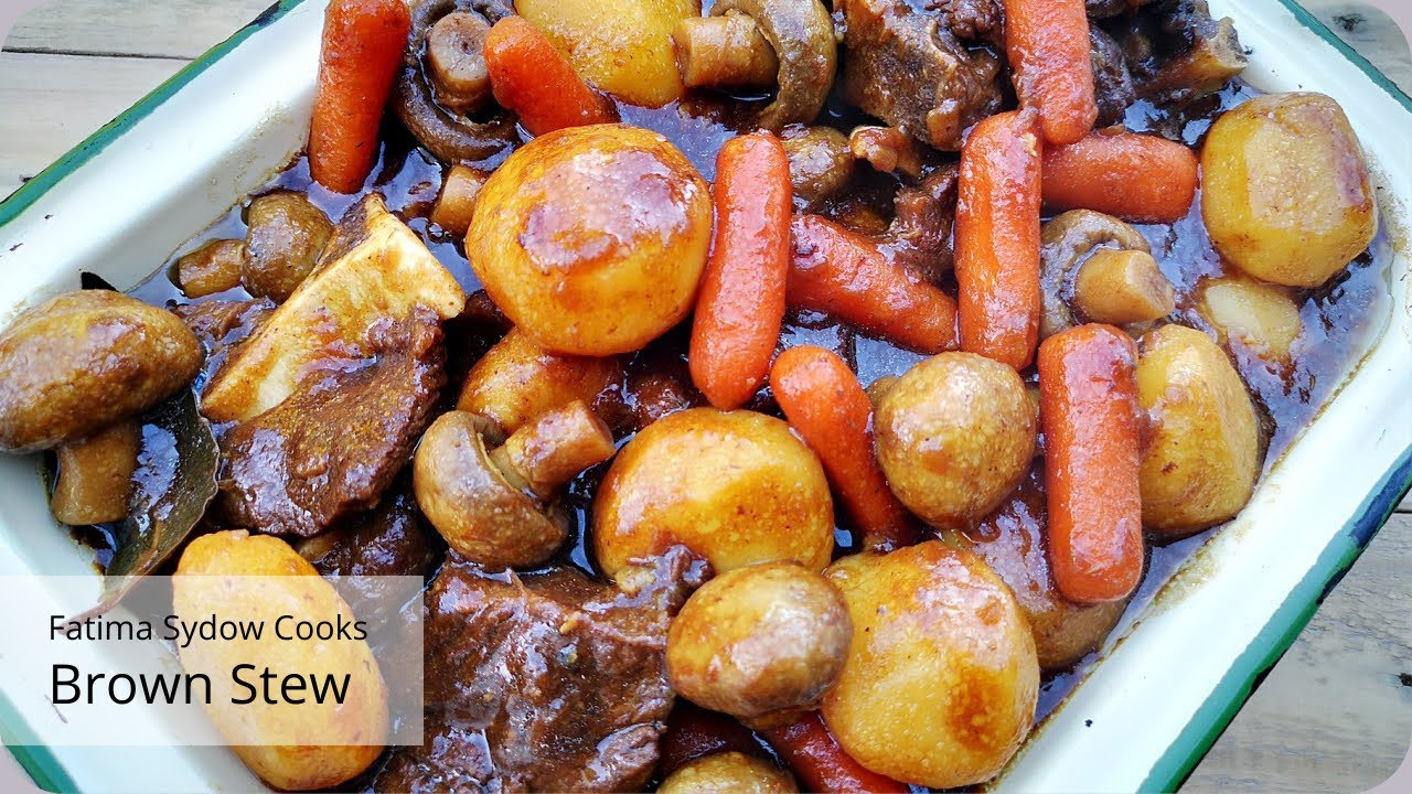 Коричневое рагу с говядиной, грибами, молодой морковью и молодым картофелем. Ммм 😍