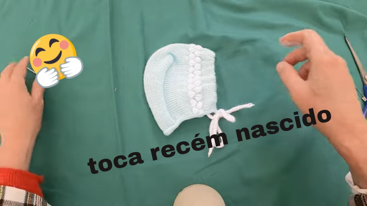 toca de bebê recém nascido em máquina de tricô