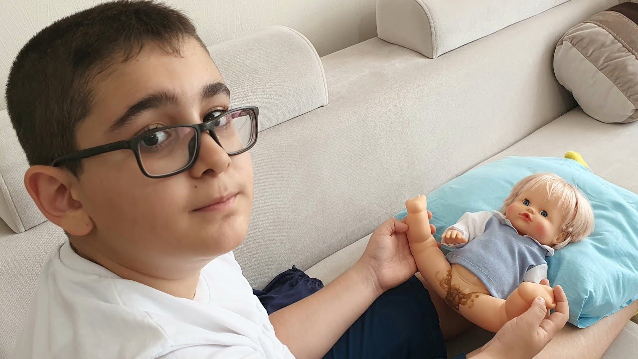 Berat ile Buğra Bebek Bakıcısı Oldu. Kids Pretend Play of Become a Babysitter