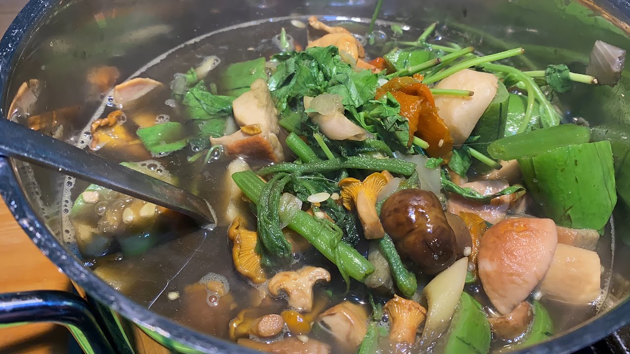 แกงเห็ดรวม # ใส่บวบยอดฟักทอง # สี่เห็ดแซ่บทุกเห็ด.20/8/23.