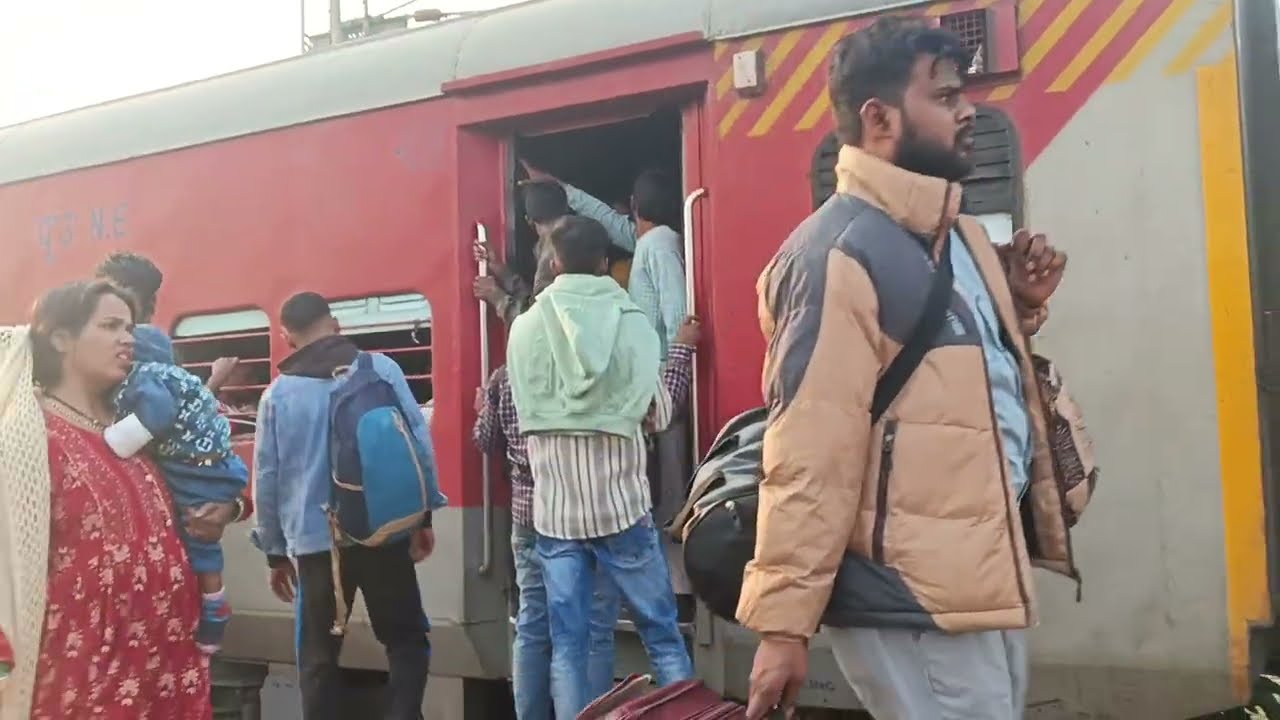 Anand Vihar Railway Station 😛|| Mau SF Express 🙄 || ANAND VIHAR To LUCKNOW JUNCTION 🥰|| Sultanpur 