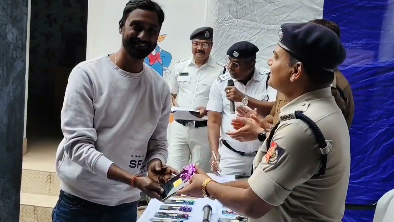 Howrah city police ফিরিয়ে দিল হারিয়ে যাওয়া মোবাইল হারিয়ে যাওয়া মোবাইল ফোনও ফেরত পাওয়া যায়।