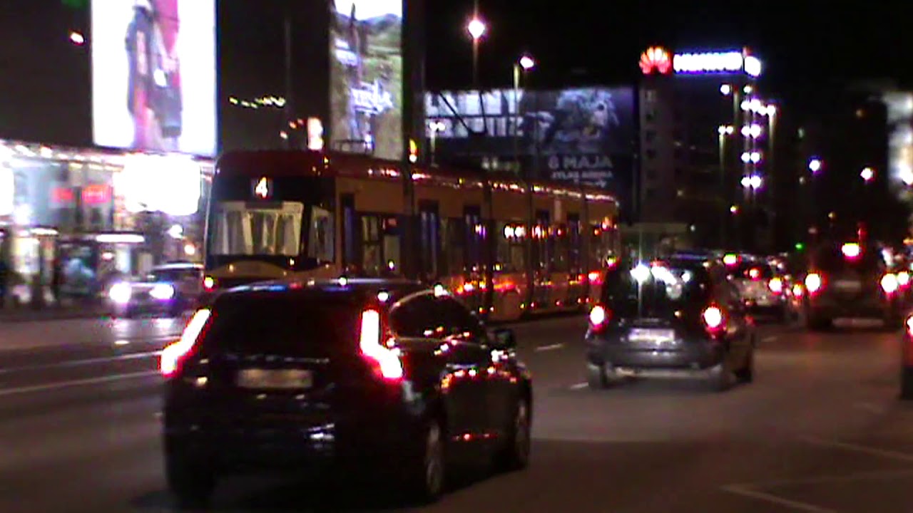 Warszawskie autobusy i tramwaje nocą.