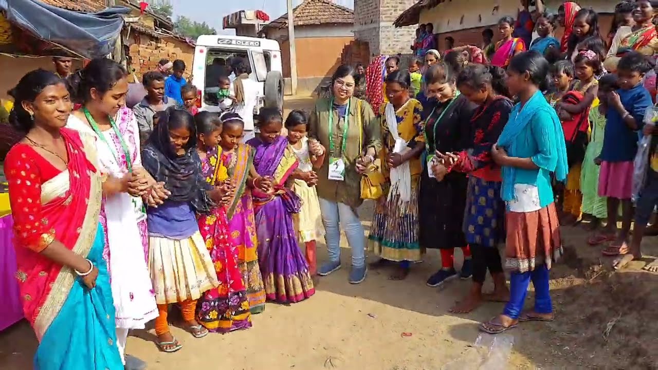 Purulia-এর বীর বান্টা মিশন উদ্যোগ -এর শিশুদের সাথে নাচের তলে তালে আনন্দ ভাগ করে নেওয়ার মুহূর্ত।