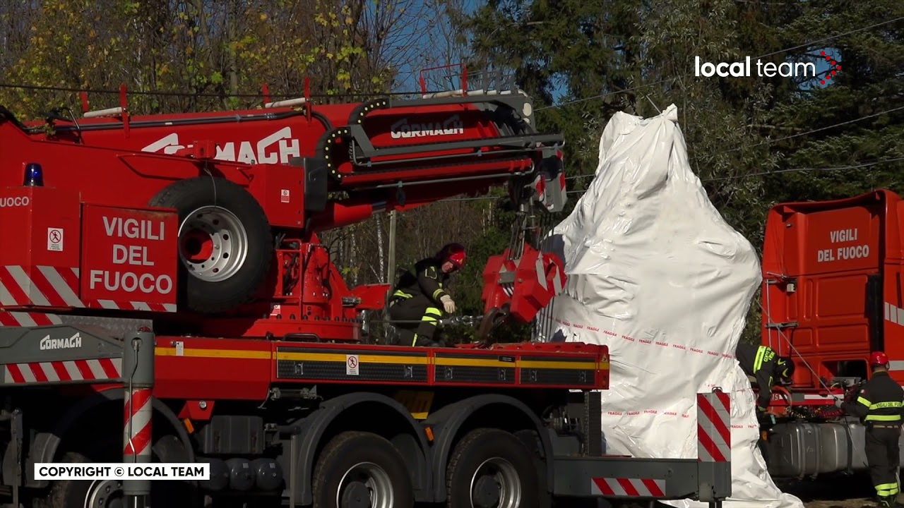 Funivia, la cabina sul camion: rottami caricati sul bilico