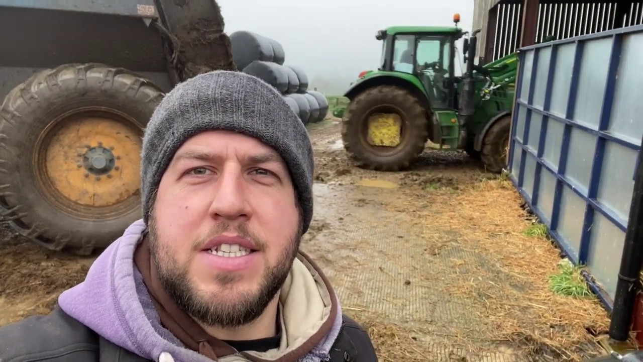 John deere and a JCB fastrac, bunning low lander spreading cow manure / muck spreading Episode 6