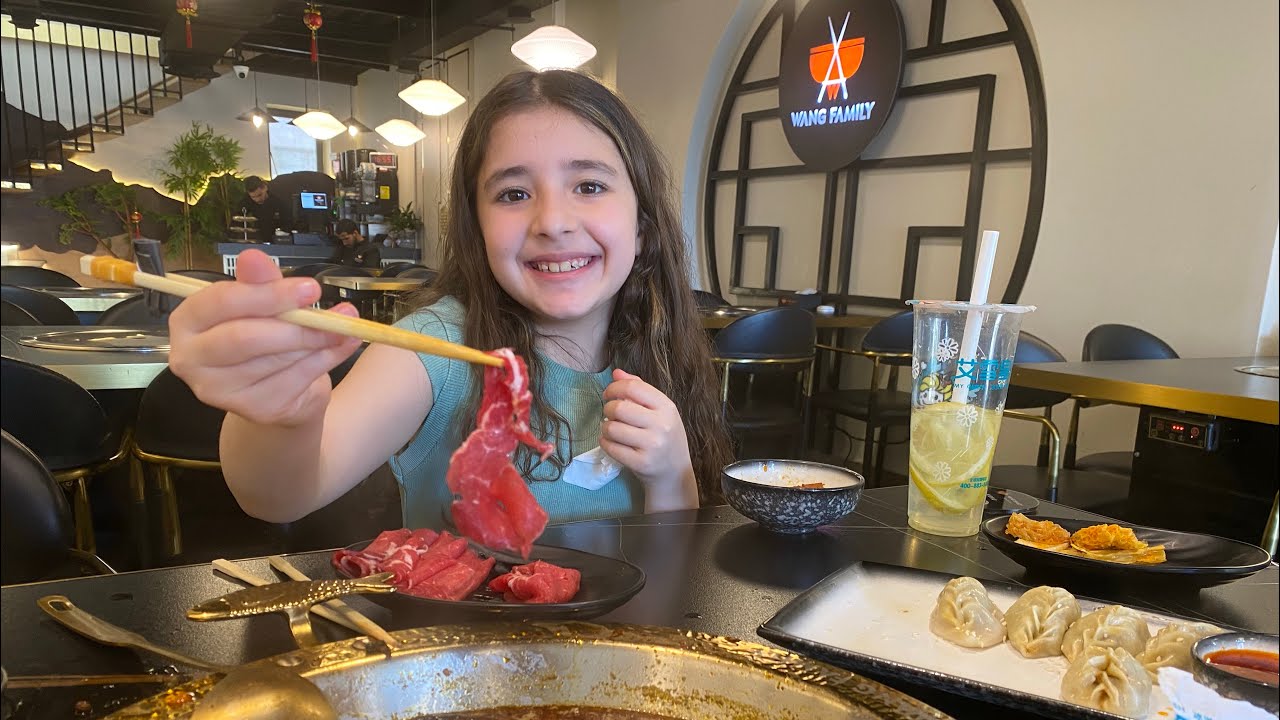 “جربنا الهوت بوت الصيني 🥢 الحار  لأول مرة! ناررر ومذاق غريب! 🌶️