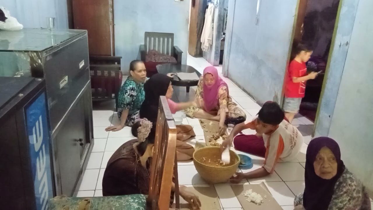 Kembali lagi di cenel mar wati kumpul ke luwarga mau puwasa