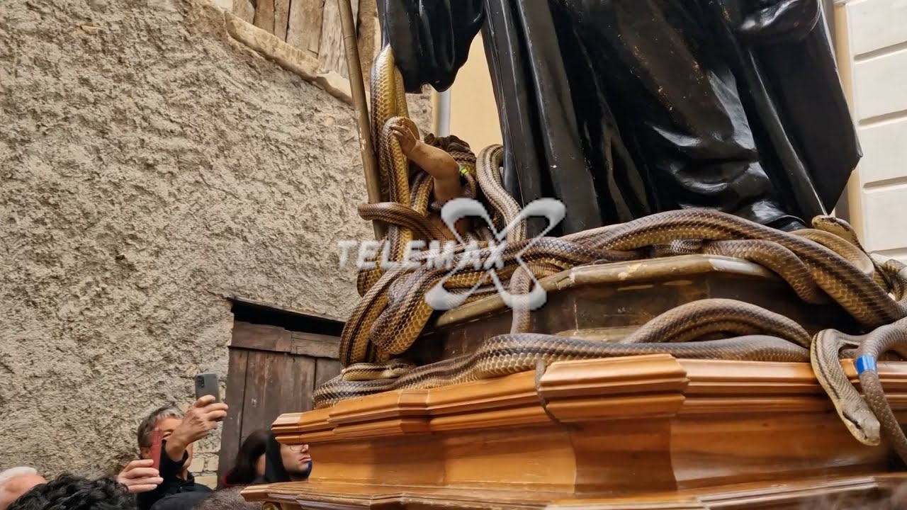 Cocullo rinnova il rito dei serpari