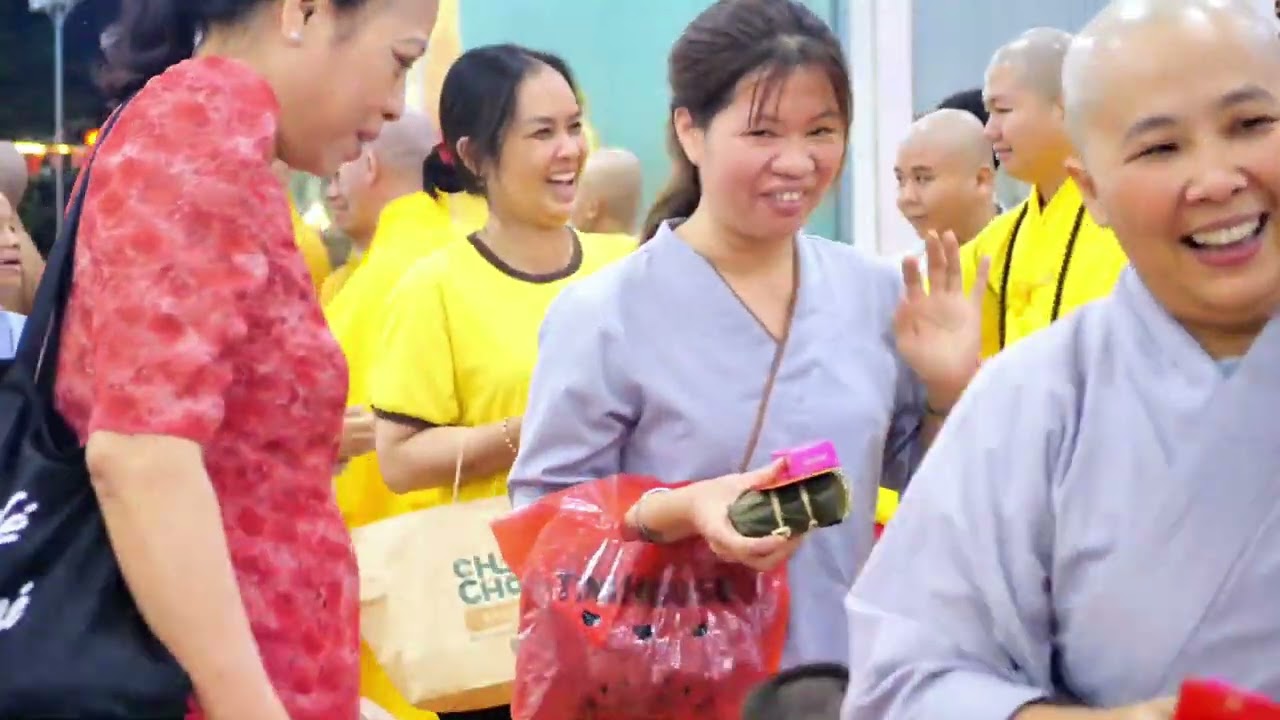 THẦY NHUẬN LÂN PHÁT LỘC CHO PHẬT TỬ VÀ ĐẠI CHÚNG