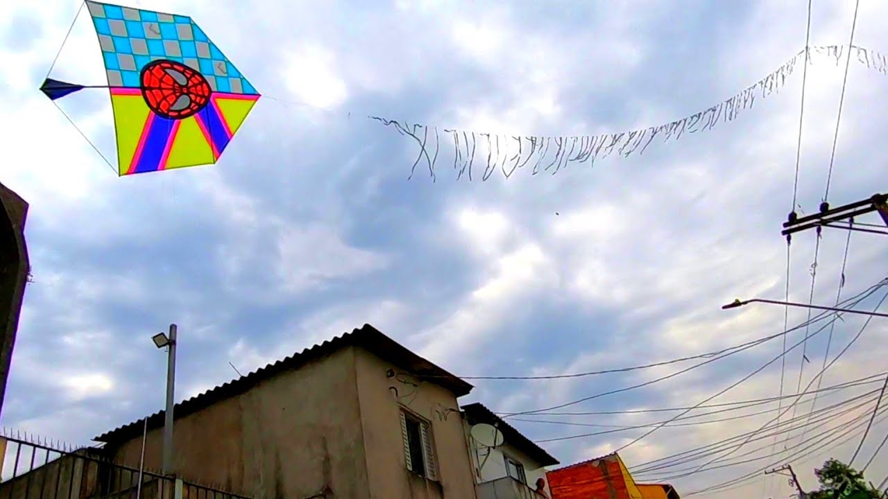PIPÃO do Super Herói Cortado do Festival atravessou o bairro e a Xepa saiu na caçada da Pipa Voada
