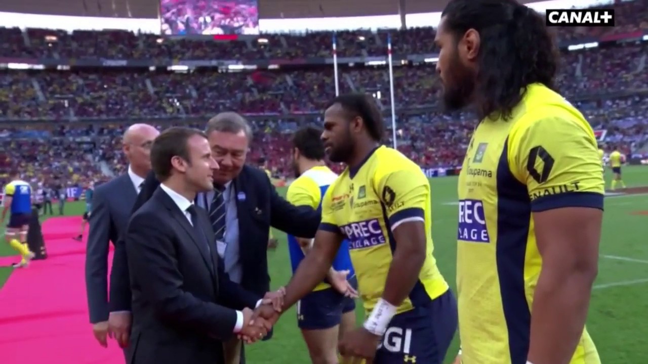 Fijian players kneel before Emmanuel Macron