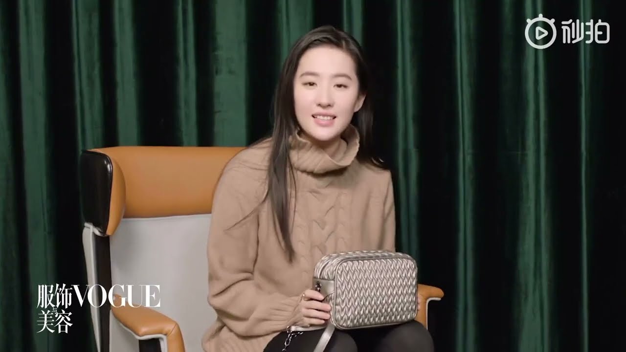 刘亦菲 What&rsquo;s In My Bag 我的包包  ｜ #刘亦菲