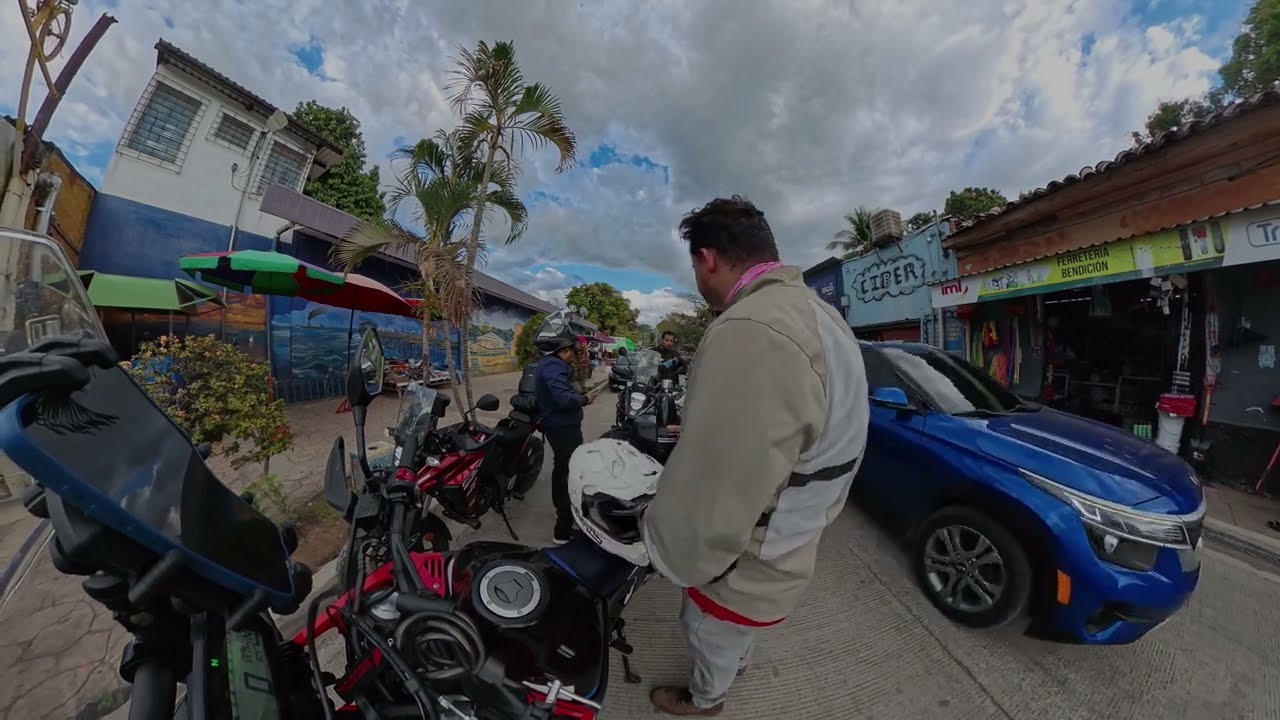 Acampando sobre 3 países 🏕️🇳🇮🇭🇳🇸🇻 | De la montaña al mar en moto. Episodio #2