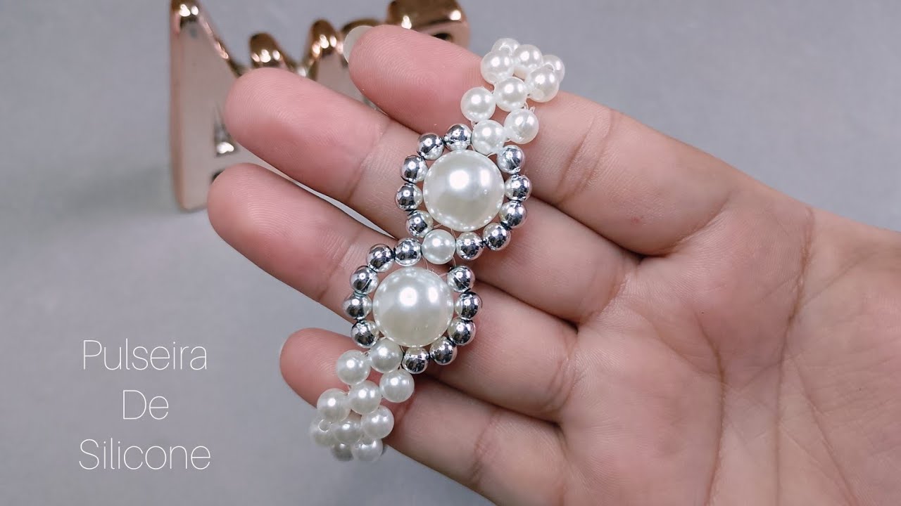 Pulseira de pérolas no fio de silicone.