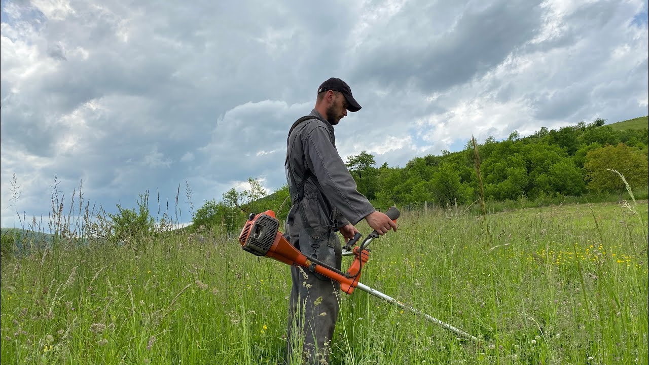 Cutting for the first time with Husqvarna 545 Rx brushcutter.(Motocoasa Husqvarna 2,8 cp la lucru.)