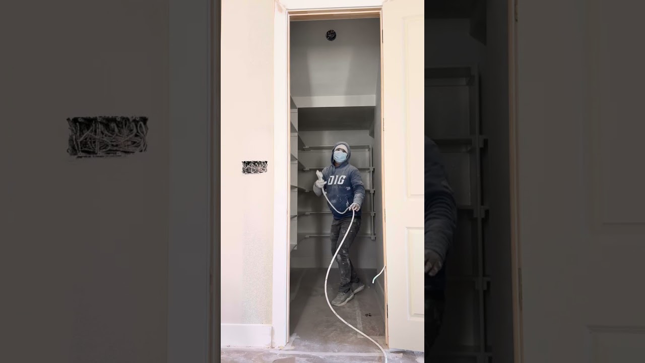 Aplicando praimer a un clóset 