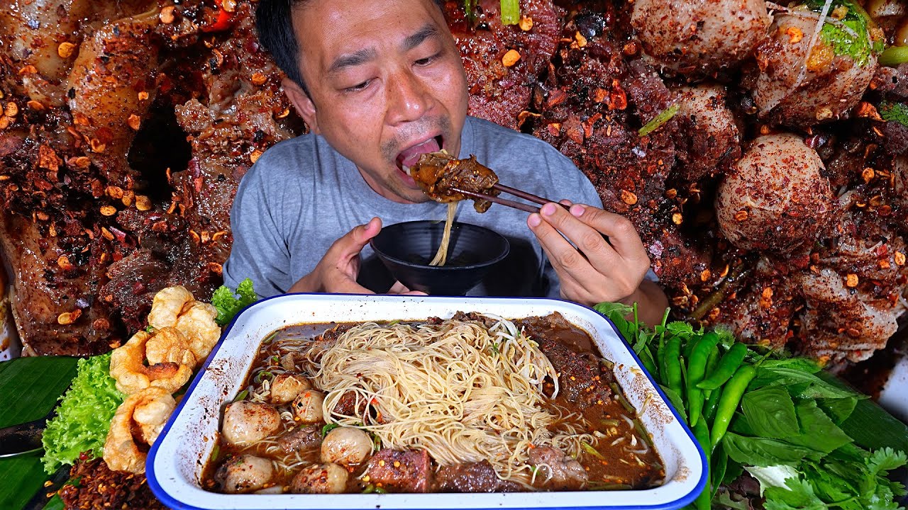 บรรยากาศหน้าหนาวเย็นๆ ซดน้ำก๋วยเตี๋ยวน้ำตก จิ้นนึ่ง น้ำเข้มข้น พริกสดจิ้มกะปิเผ็ดๆ -19-11-2022-