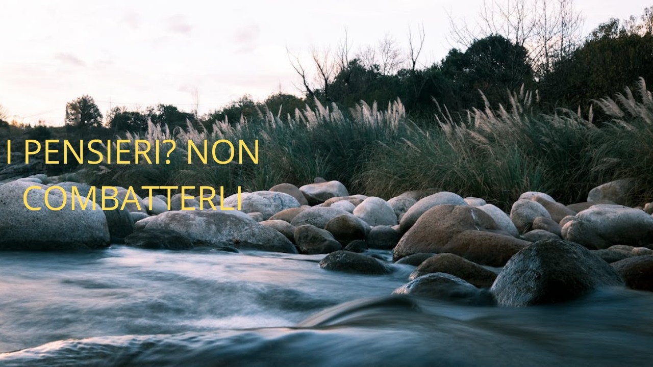 Cosa fare con i pensieri quando mediti (Piccola scuola di meditazione #3)