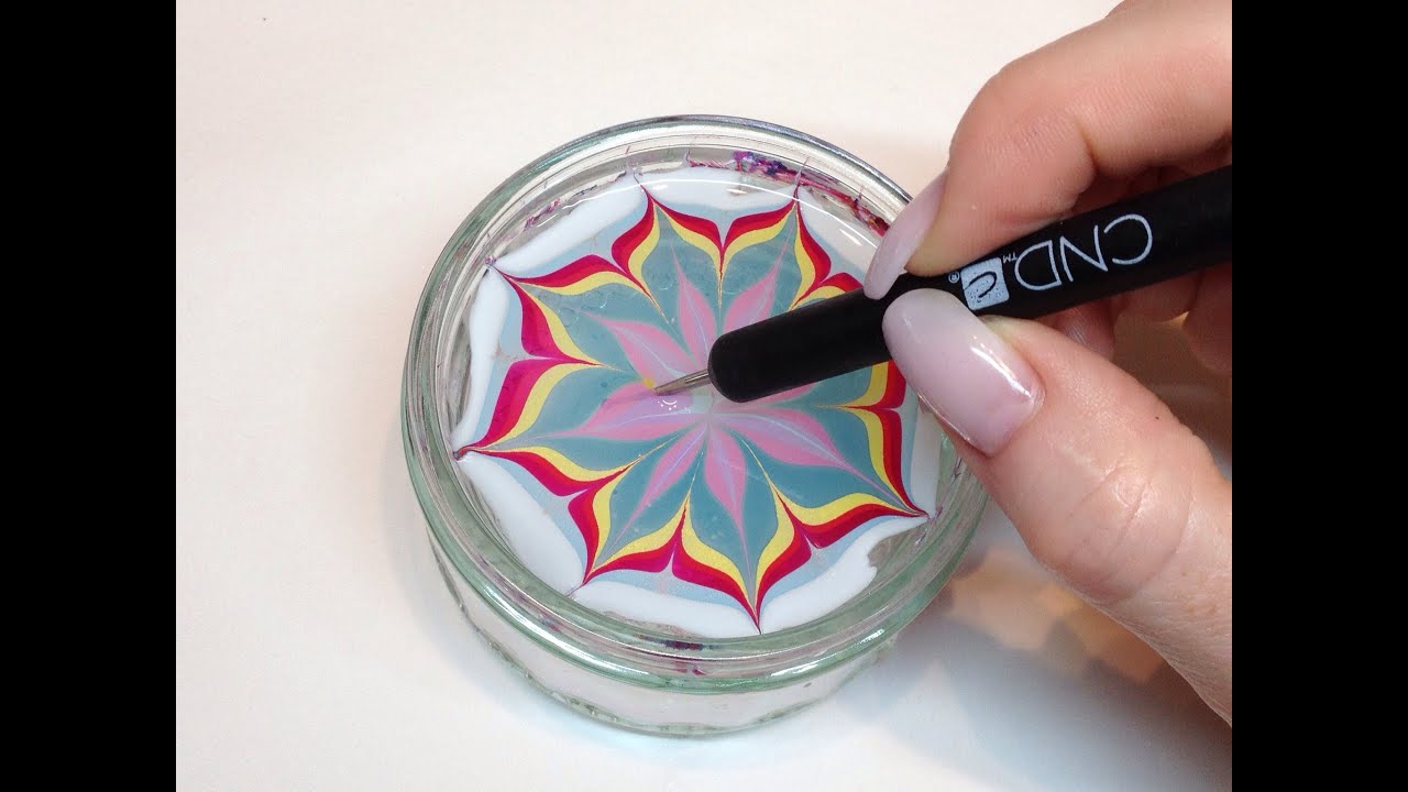 Как создать водный мраморный нейл-арт с помощью лака для ногтей (CND VINYLUX)