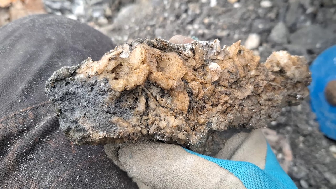 Находим классные кристаллы кальцита на обочине дороги! | Scheel Drive | Ontario Rockhounding