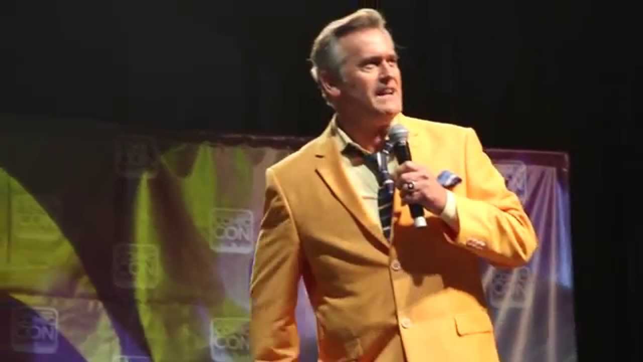 Bruce Campbell works the room at Salt Lake Comic Con