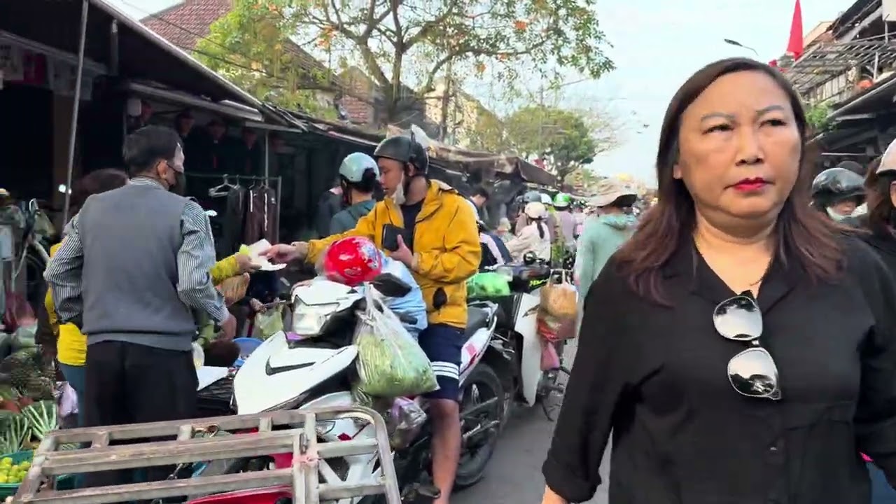 Hội an market, day before lunar new year. Chợ Hội An ngày 28 Tết nguyên đán 2026