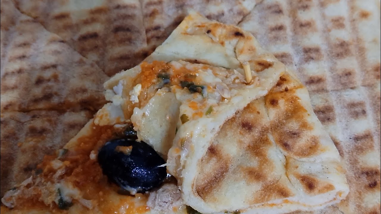 كسرة محشية🍪🍪🍪 وبيتزا المقلة 🍕🍕🍕 بعجينة وحدة وتجي خفيفة ومقطنة والمذاق لا يقاوم😋😋😋