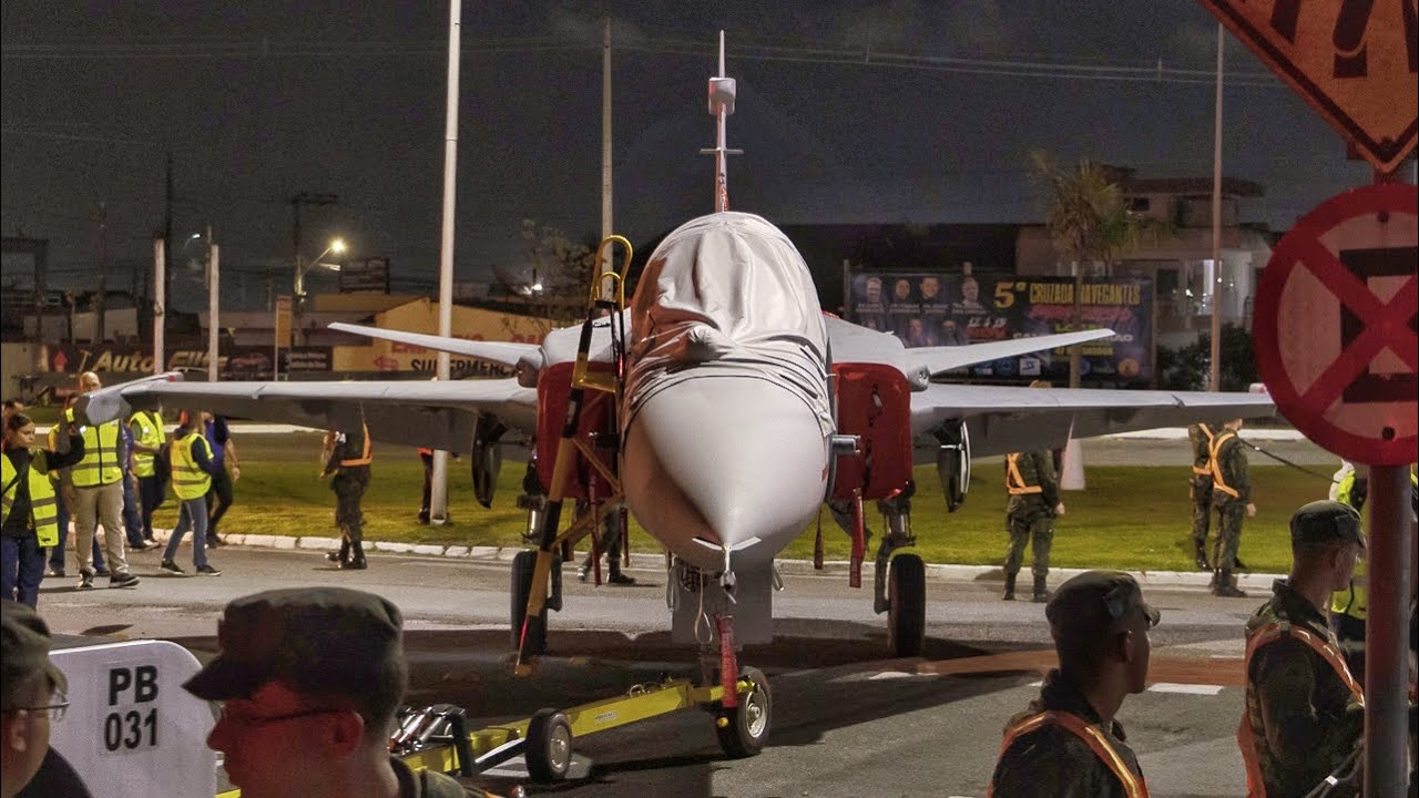 Brasil recebe mais um CAÇA GRIPEN da Suécia - FAB 4111