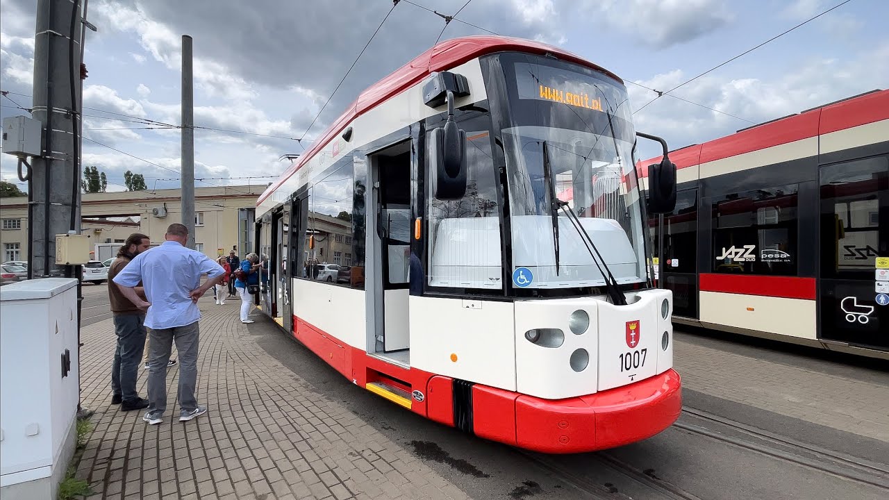 Wędrowcy i tramwaje w Gdańsku #GAiT BOMBARDIER NGT6 #1007 Trams in #Gdańsk 🚃