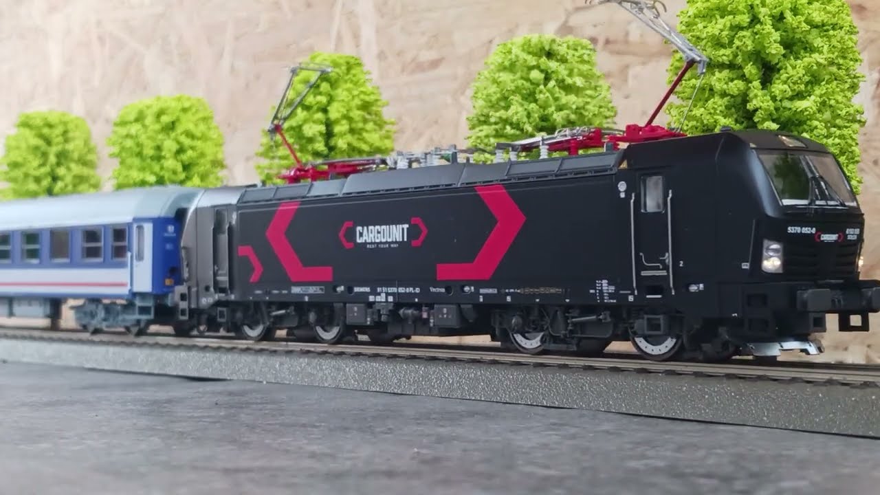 H0 1:87 PKP EU46 Vectron CARGOUNIT z wagonami IC