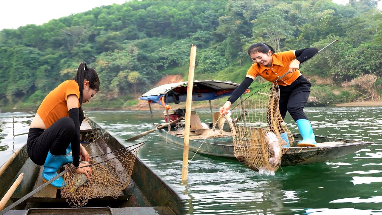 Traditional Fishing Skills - Girl Catches Giant Fish with 50 Bamboo Rods in a Cold Winter Lake