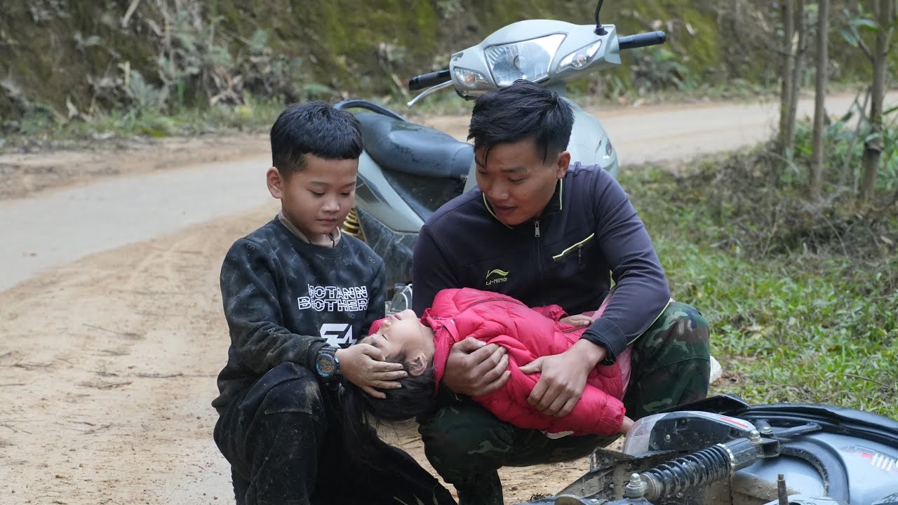 Baby Vui is in trouble, and Pao's father is worried. A Pao TV