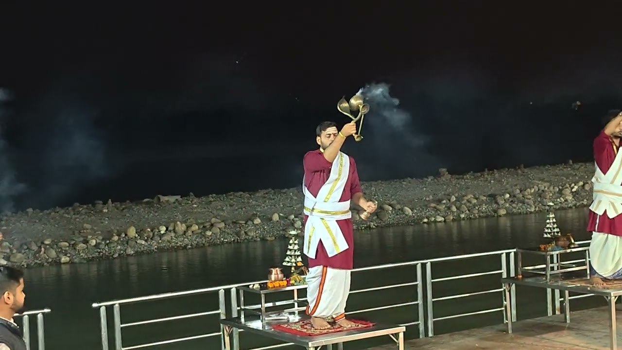 Triveni ghat arti #trivenighat #rishikesh #ganga #river #live #hindisong #music #trending 
